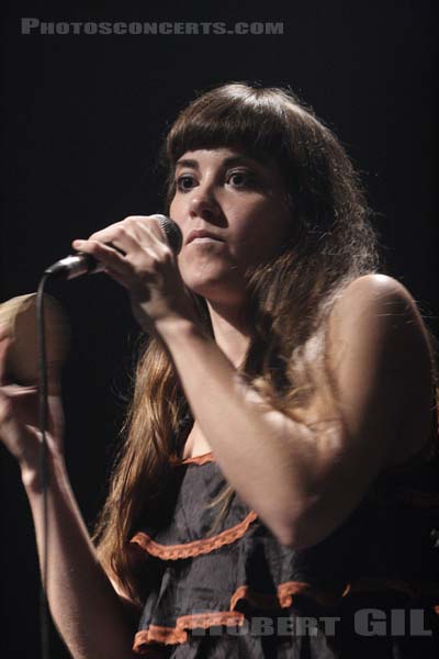 NOUVELLE VAGUE - 2006-06-14 - PARIS - Le Bataclan - Phoebe Tolmer